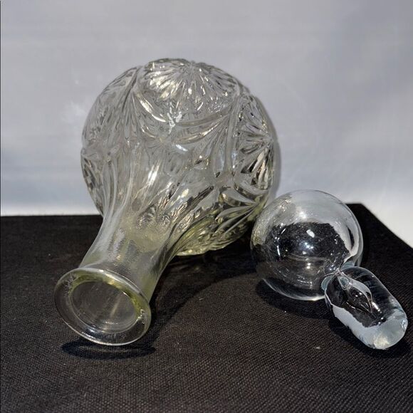 Elegant Clear Glass Decanter - Picture 6 of 9